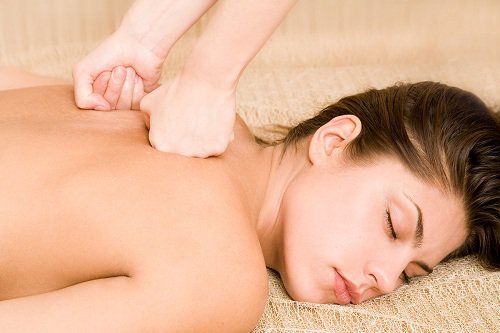 massage lưng giảm mệt mỏi