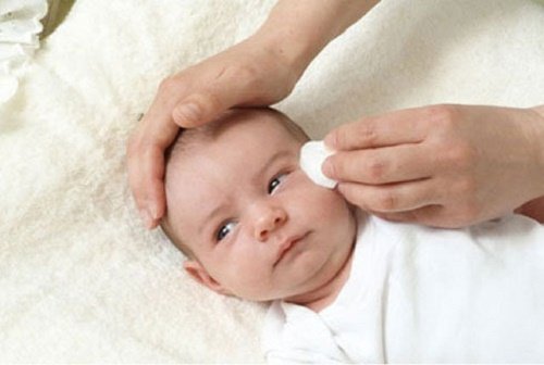 Bé 3 tháng tuổi có hạt nước trong mí mắt kèm sôi bụng, trào ngược dạ dày phải làm sao?
