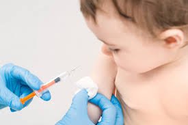 Trẻ 5 tháng tuổi ho có đờm, khịt mũi sau tiêm 6in1 có uống kháng sinh được không?