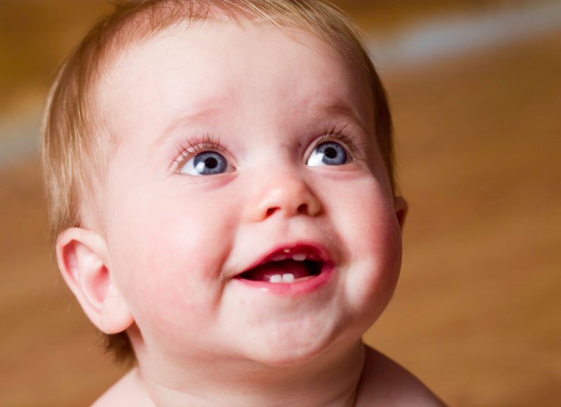 Trẻ hơn 2 tuổi chưa mọc răng nanh dưới, khoảng cách răng hàm dày phải làm sao?