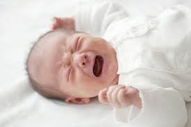 Trẻ hơn 1 tháng tuổi khò khè, đêm hay quấy khóc khó ngủ có phải viêm phổi không?