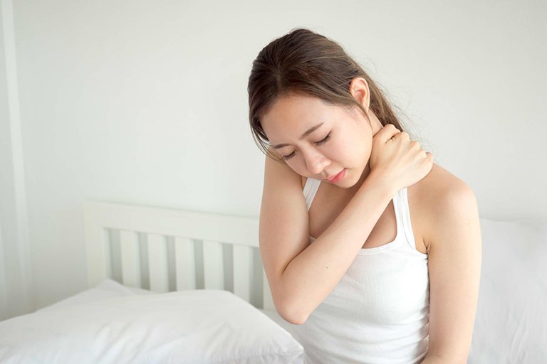Cử động đột ngột có thể bị cứng cổ sau khi ngủ dậy