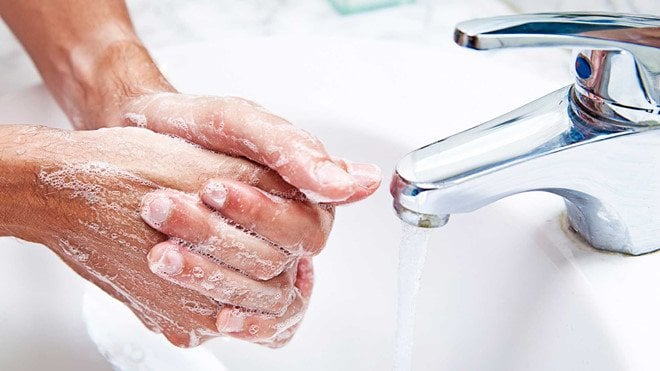 Rửa tay trước khi massage mặt đúng cách