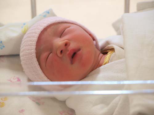 Trẻ sơ sinh có vệt máu trong mắt có nguy hiểm không và điều trị thế nào?