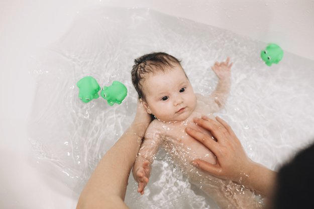 Trẻ sinh non được 37 tuần có thể tắm bằng thảo dược xà bông không?