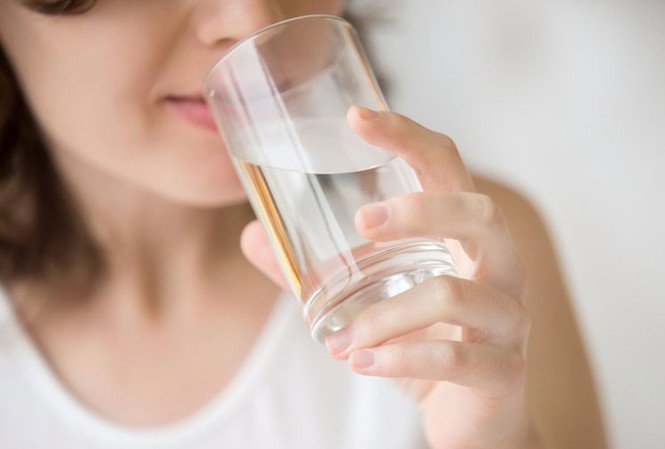 Uống nhiều nước hơn giúp việc chăm sóc da tại nhà hiệu quả