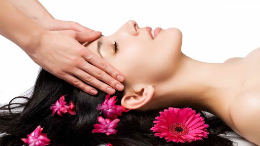 Massage da đầu sử dụng tinh chất giúp tinh thần sảng khoái, dễ chịu