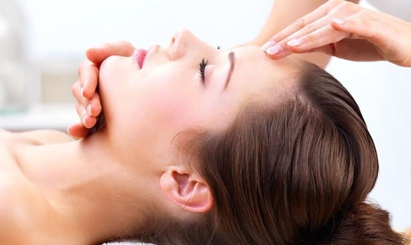 Massage đầu đúng cách giúp giảm đau đầu và căng thẳng hiệu quả