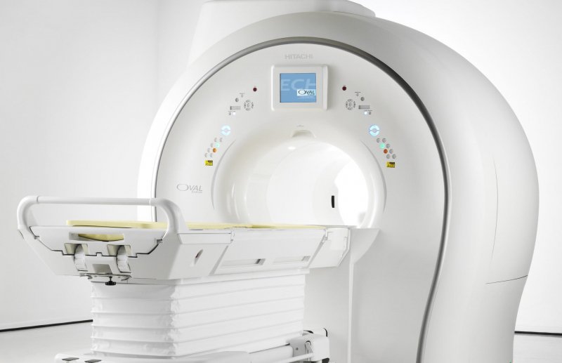Trẻ 10 tháng tuổi bị chậm phát triển vận động khi chụp MRI não có cần nhịn ăn uống không?