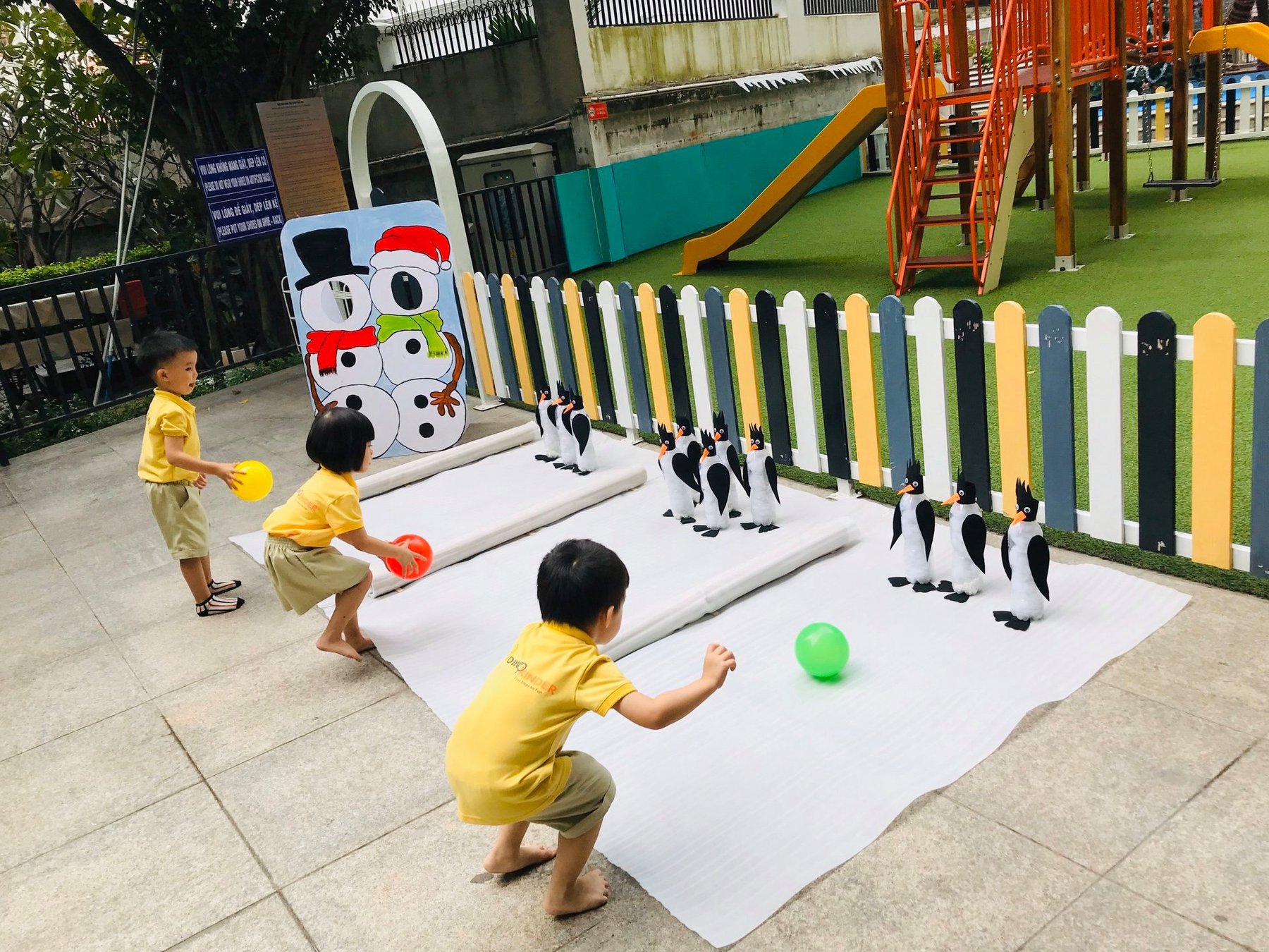 Sân chơi ngoài trời giúp các trẻ được phát triển khả năng giác quan thực tế