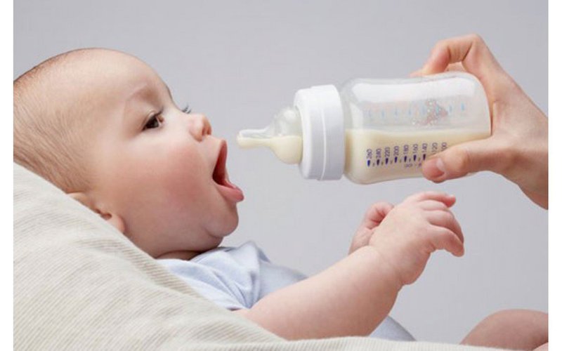 Trẻ mới biết đi nên uống bao nhiêu sữa?