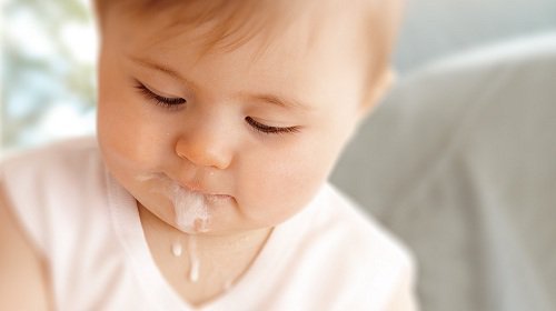Trẻ 3 tuổi nôn trớ mỗi lần viêm họng có sao không?