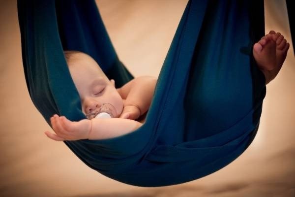 Có nên cho trẻ sơ sinh nằm võng không?