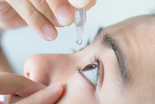Thuốc Gatifloxacin được nhỏ vào mắt theo đúng chỉ dẫn