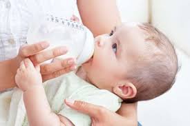 Lượng sữa cho bé 5 tháng tuổi bao nhiêu là đủ?