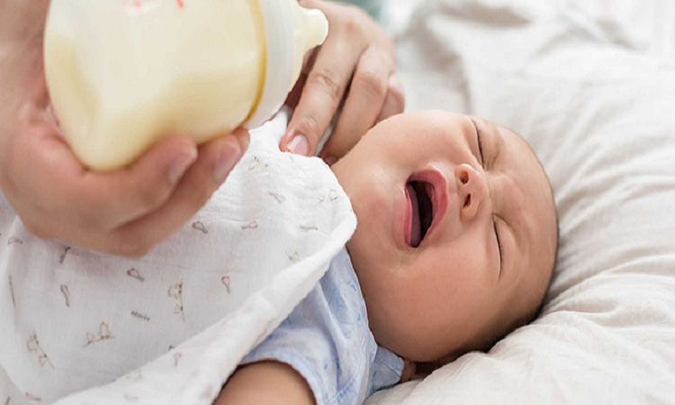 Trẻ sặc sữa lên mũi có nguy hiểm không?