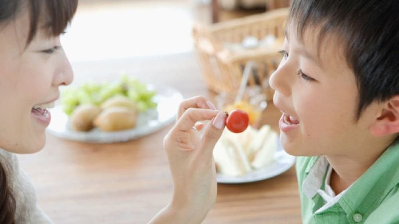 Tập cho trẻ ăn thức ăn lành mạnh