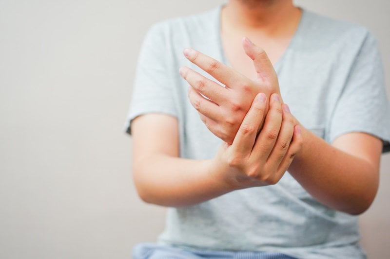 Điều trị tay bị tê do ảnh hưởng thoát vị đĩa đệm như nào?