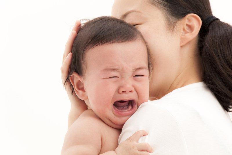 Bé hơn 1 tuổi có biểu hiện khóc lặng, tím tái là dấu hiệu bệnh gì?