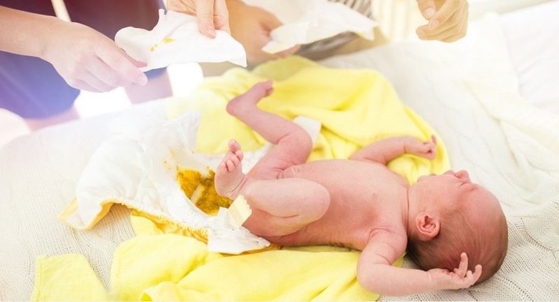 Trẻ sơ sinh đi ngoài liên tục, phân vàng xanh kèm nhầy là bệnh gì?