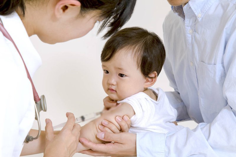 Trẻ 7 tháng tuổi bị viêm tai giữa tiêm phế cầu được không?
