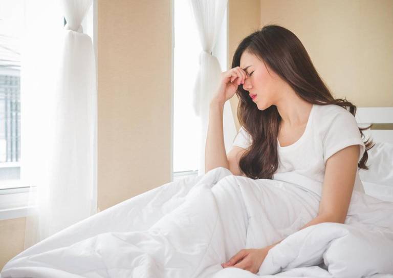Ngủ hay thức giấc, chóng mặt khi đứng dậy là bệnh gì?