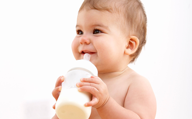 Sữa bột bị vón cục có thể cho bé dùng không