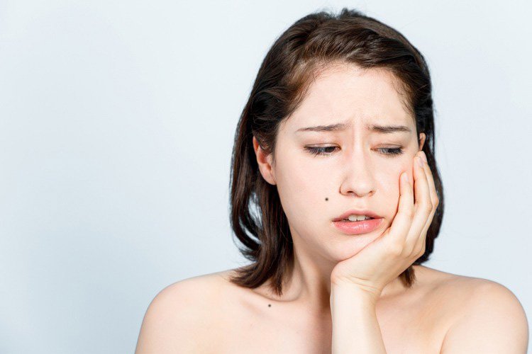 Răng mọc ngầm có thể khiến người bệnh cảm thấy đau