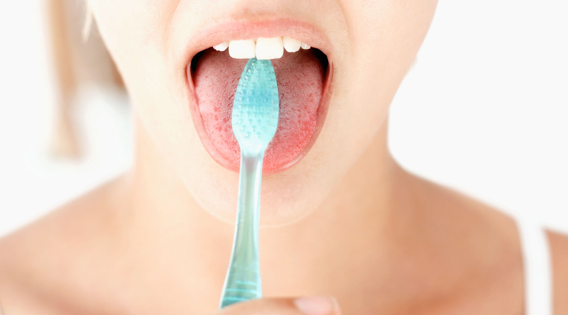 Vệ sinh răng miệng kém có thể gây viêm lợi trùm lên răng