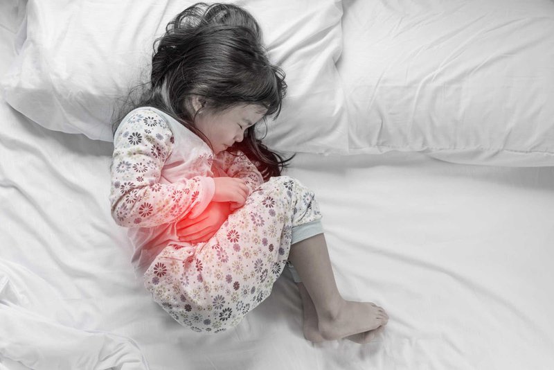 Trẻ đau bụng vào buổi sáng có phải do viêm dạ dày không?