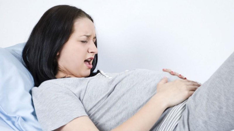 Thai 38 tuần đau bụng dưới là 1 trong những dấu hiệu thai phụ chuẩn bị sinh em bé