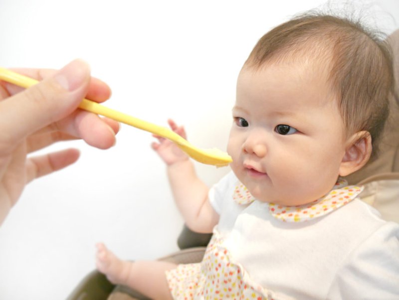 Chế độ dinh dưỡng tiêu chuẩn cho trẻ 5 tháng như nào?