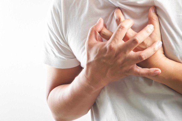 Đau ngực là triệu chứng thường gặp nhất sau tổn thương tim
