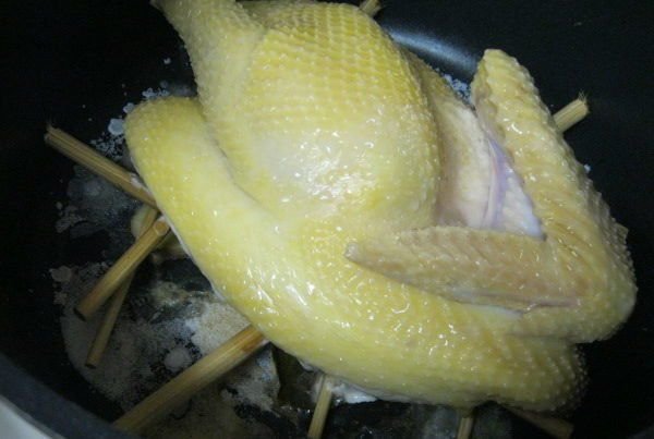 Bạn có thể tham khảo cách luộc thịt gà ngon với nồi cơm điện