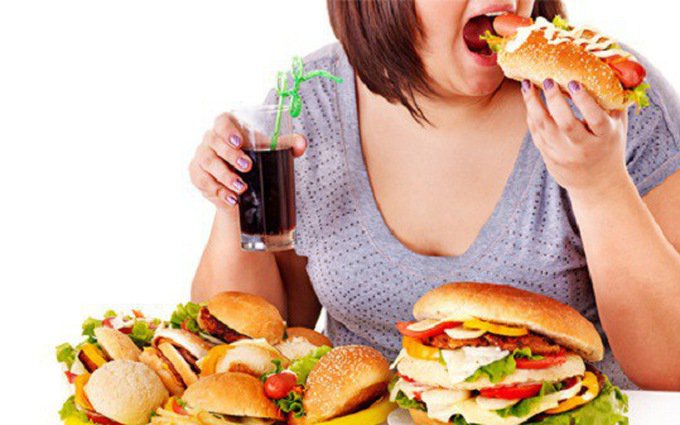 Chế độ ăn uống thiếu khoa học có thể gây mọc mụn ở ngực