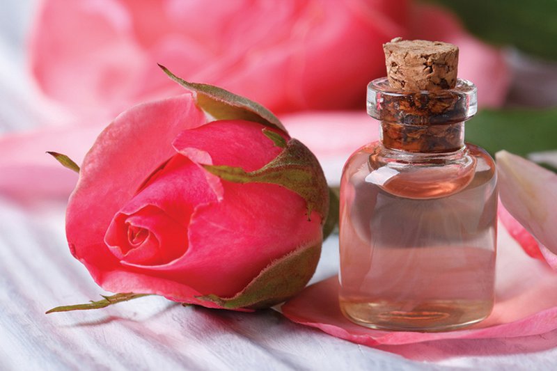 Cách dùng nước hoa hồng trị mụn
