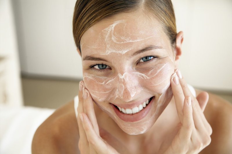Làm sạch da sau khi nặn mụn giúp giảm vết thâm