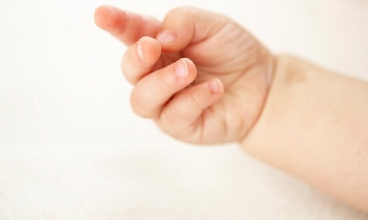 Trẻ 6,5 tháng chỉ cầm nắm được tay trái có sao không?