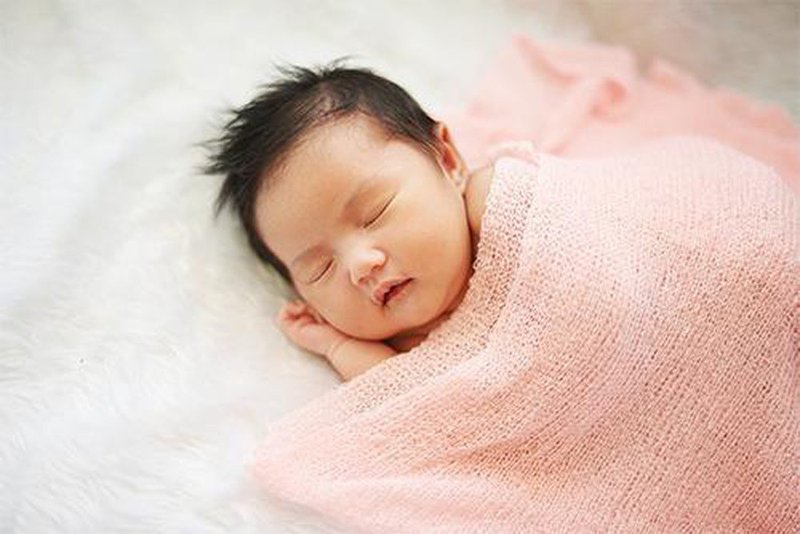 Trẻ 2 tháng tuổi ngủ không ngon giấc có phải do thiếu canxi không?
