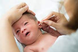 Tai trẻ sơ sinh có dịch trắng, mùi hôi có phải dấu hiệu của viêm tai không?