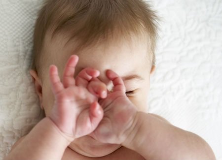 Trẻ sơ sinh thường xuyên đổ ghèn mắt là dấu hiệu của bệnh gì?