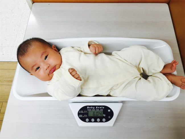 Trẻ sơ sinh tăng cân như thế nào là chuẩn?
