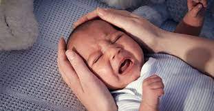 Trẻ sơ sinh ngủ không say giấc có sao không?