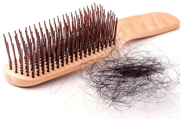 Rụng tóc là một trong các biểu hiện thiếu kẽm ở người già