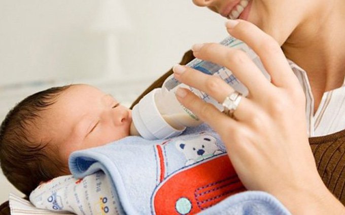 Có nên nuôi trẻ sơ sinh bằng sữa non bên ngoài không?