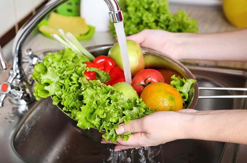 rửa sạch rau củ trước khi ăn