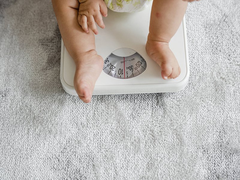 Trẻ 4 tháng tuổi tăng cân ít phải làm sao?