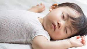 Trẻ ngủ giật mình, không sâu giấc nguyên nhân là gì?