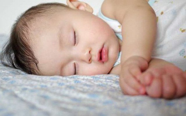 Trẻ 6 tháng tuổi ngủ ít có sao không?