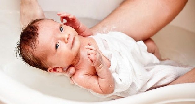 Trẻ bị sốt siêu vi vẫn có thể tắm bình thường